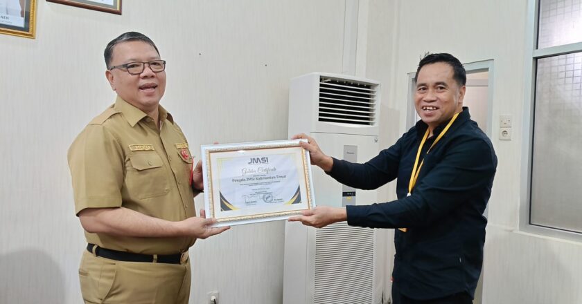 Golden Sertifikat Diserahkan kepada Hero Mardanus oleh Ketua JMSI Kaltim, Mohammad Sukri