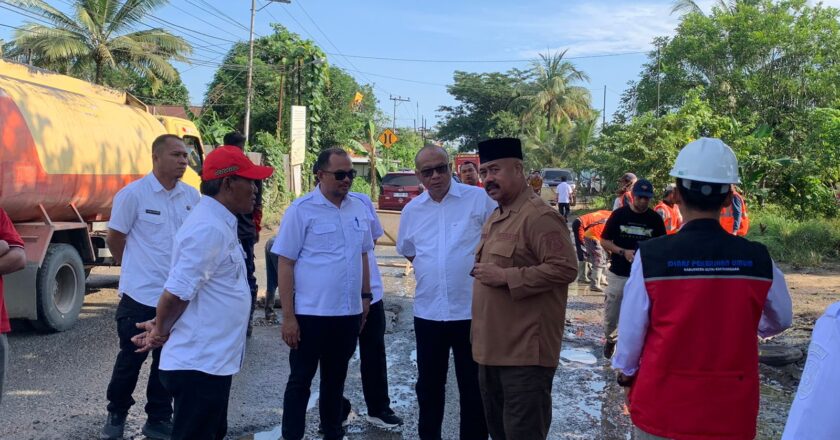 Bupati Kukar Tinjau Langsung Perbaikan Jalan Rusak di Loa Kulu