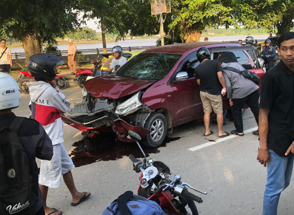 Kecelakaan di Depan STIE Tenggarong, Motor Potong Jalur Dihantam Mobil Petang Tadi