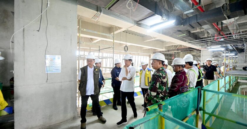 Presiden Jokowi Tinjau Kantor Presiden di IKN, Progres Pembangunan Capai 74 Persen