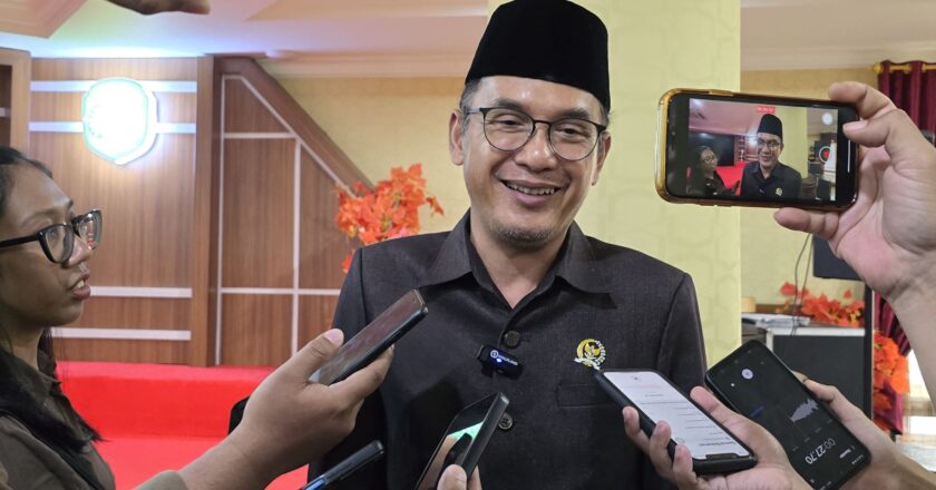 Wakil Ketua DPRD Kukar Serahkan Bantuan Papan Interaktif untuk Kepala Desa