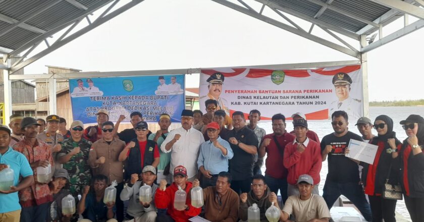 DKP Kukar Bagikan 862 Juta Benur Untuk Mendukung Produktifitas Hasil Udang di Anggana