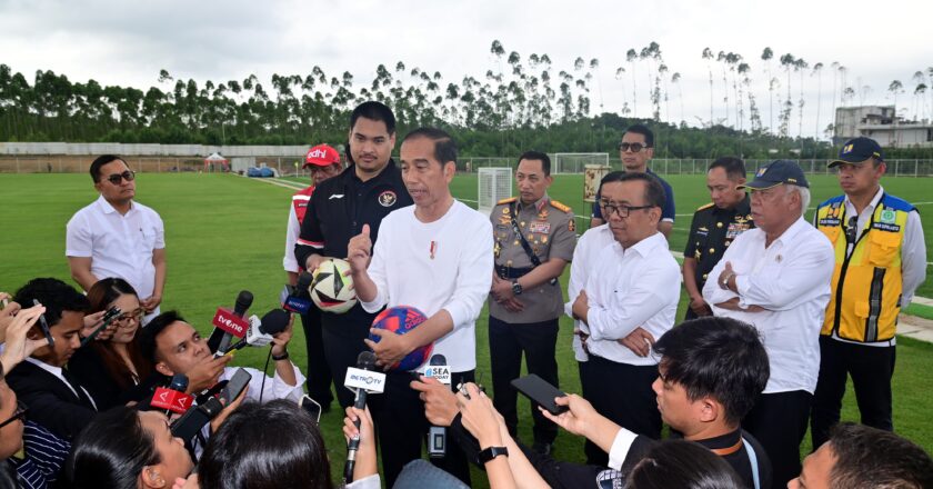 Presiden Jokowi Tinjau Pusat Pelatihan PSSI di IKN: Lapangan Sepak Bola Siap Digunakan September Mendatang