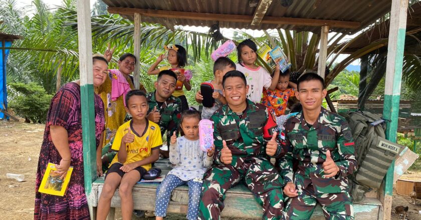 Satgas Yonarmed 11 Kostrad : Menjadi “Guru” Anak – Anak di Perbatasan