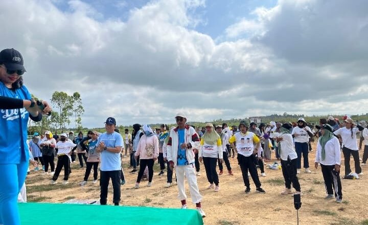 Jalan Santai Bareng Paslon Dendi-Alif Disambut Meriah oleh Warga Benua Puhun