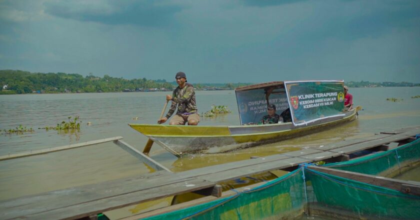 Klinik Terapung Poskes Kodim Kutai Kartanegara Berikan Pelayanan Kesehatan  Masyarakat