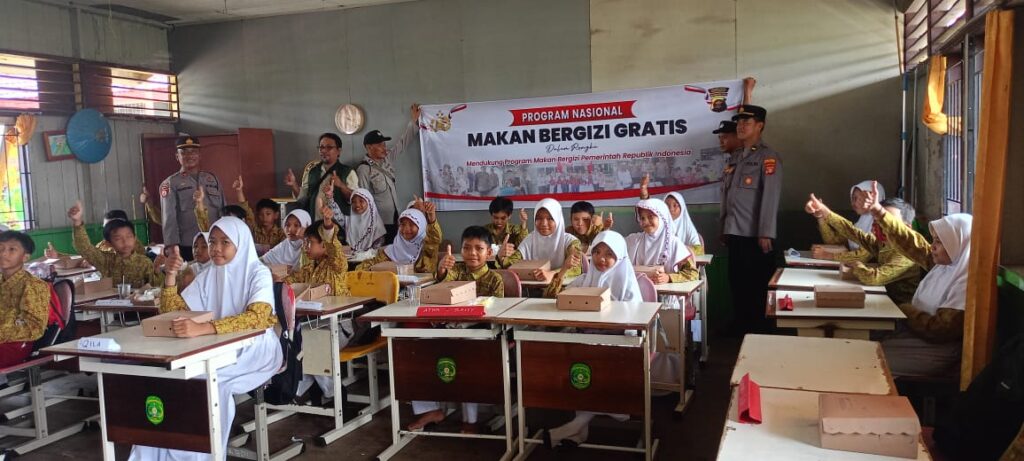 Polsek Tenggarong Seberang Dukung Program Makan Bergizi di Sekolah