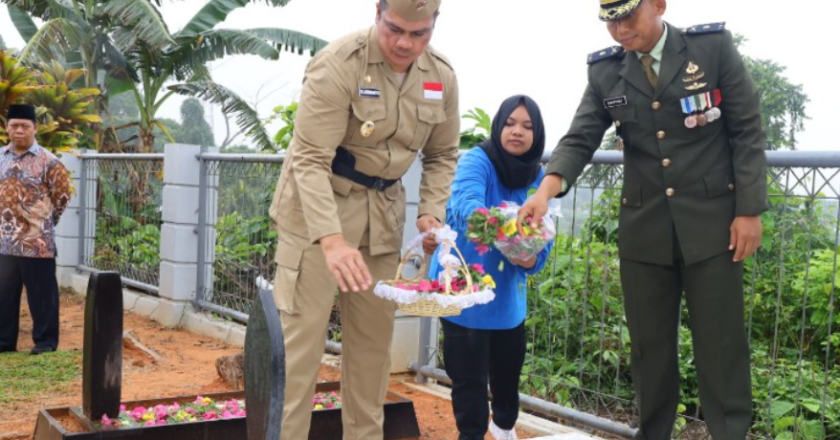 Kehadiran Pjs Bupati Kukar dan Forkopimda di TMP Bukit Biru Hiasi Hari Pahlawan