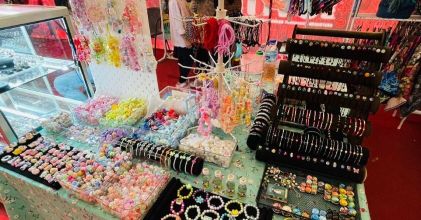 Rajut Ayseiru : Gelang Kustom Handmade yang Memikat Hati Warga Tenggarong