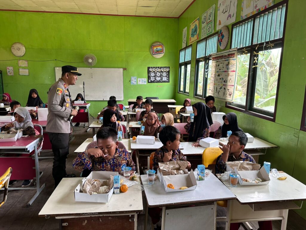 Polsek Muara Wis Bagikan Makan Bergizi di SDN 003 untuk Dukung Generasi Sehat