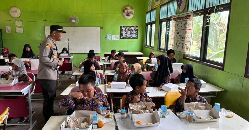 Polsek Muara Wis Bagikan Makan Bergizi di SDN 003 untuk Dukung Generasi Sehat