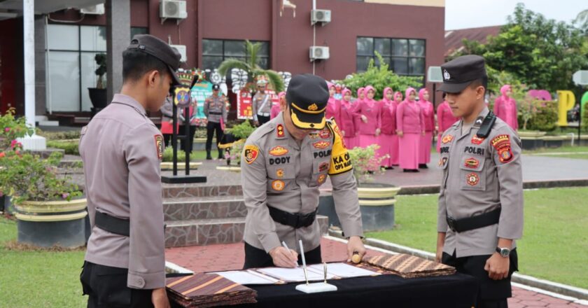 Polres Kutai Kartanegara Gelar Upacara Serah Terima Jabatan untuk 8 Pejabat Strategis
