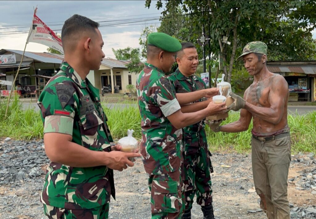 Yonif 623/BWU Berbagi Kebahagiaan dengan Masyarakat melalui Pembagian Takjil