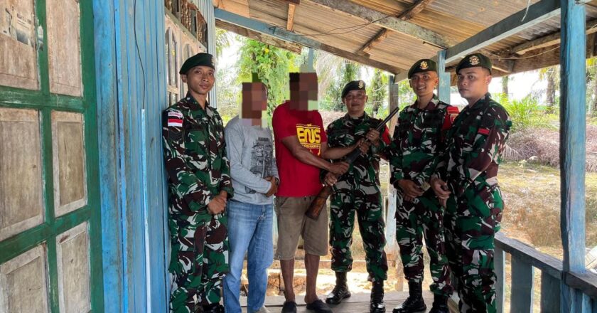 Kepercayaan Warga Meningkat, Buruh Tani Serahkan Senjata Ilegal ke TNI