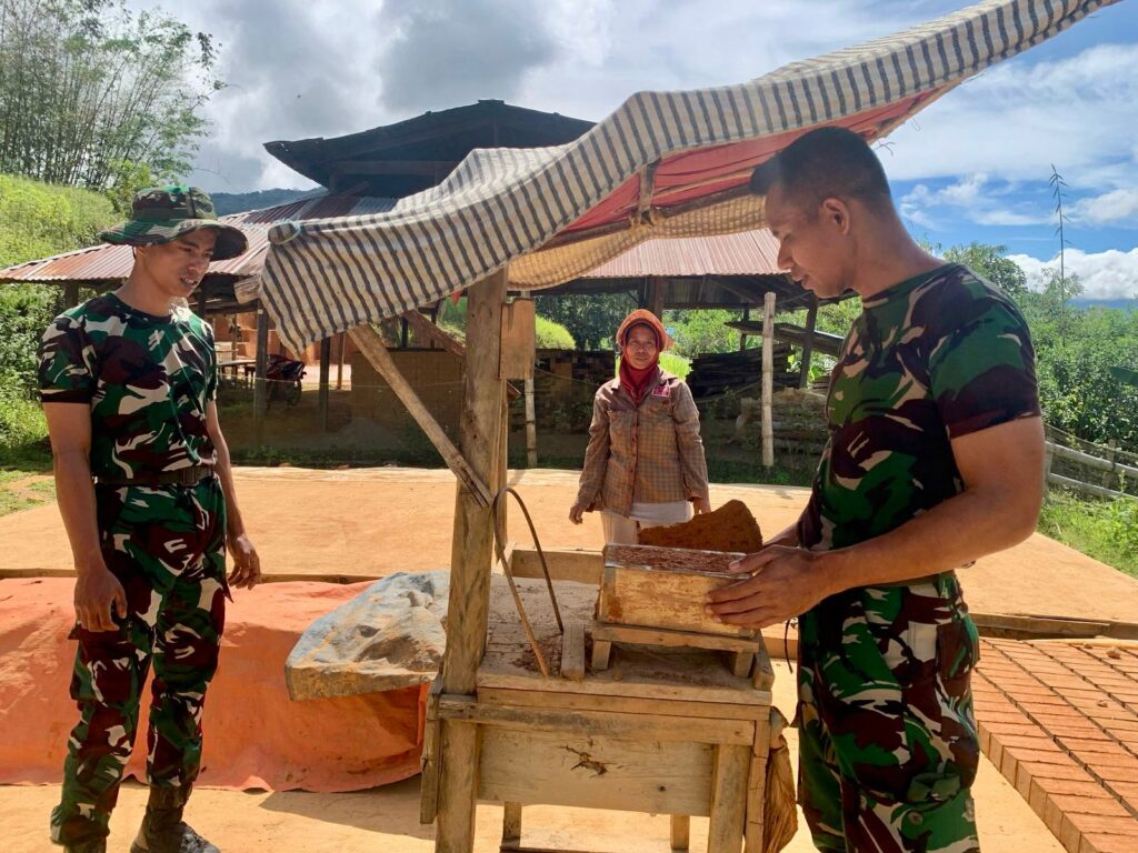 Bersama TNI, Warga Longmidang Bangkit Lewat Usaha Bata Merah