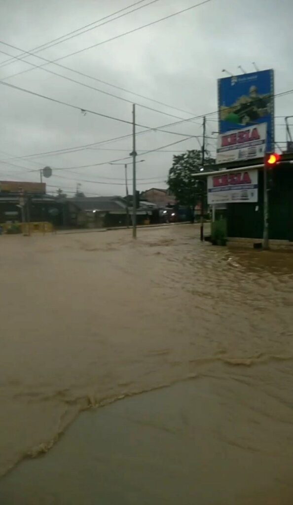 Hujan Deras Picu Banjir dan Longsor di Samarinda, BPBD Lakukan Evakuasi
