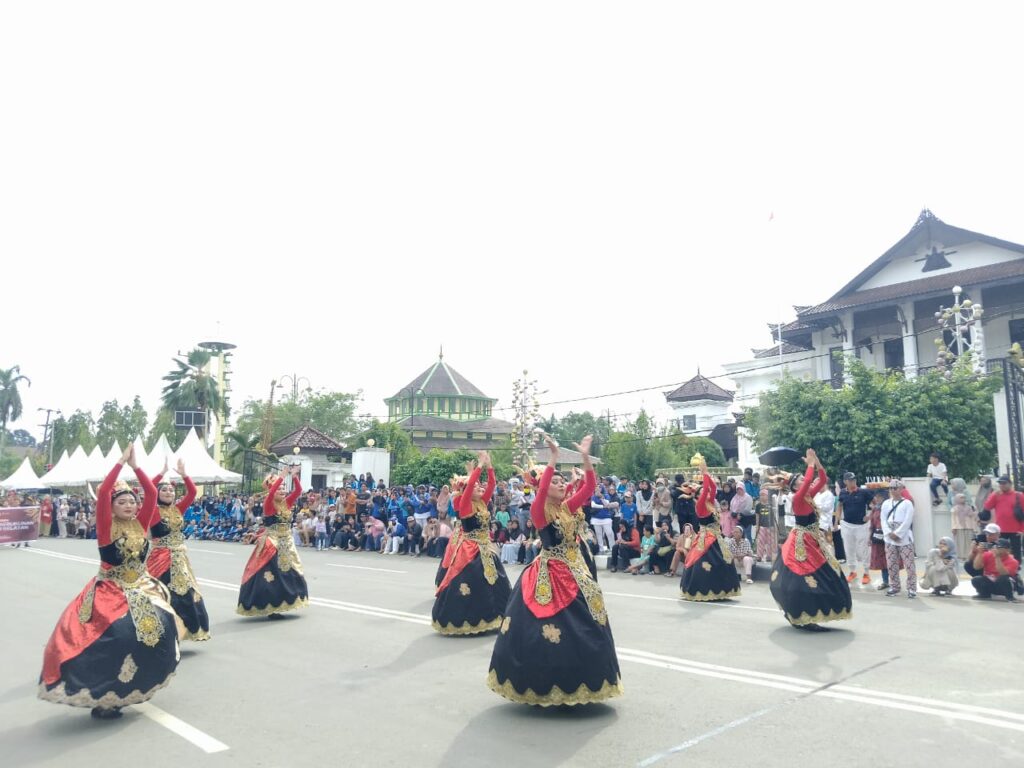 Harmoni Nusantara di Kukar, Kirab Budaya Buka Festival Budaya 2025 dengan Meriah