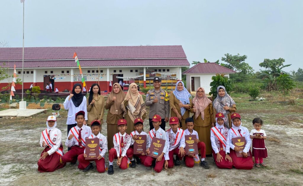 Program Go to School, Polsek Sebulu dan Jajaran Hadiri Upacara di Sejumlah Sekolah