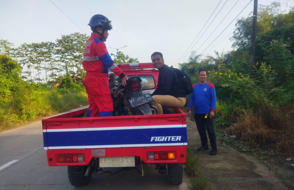 Bukti Kepedulian Damkarmatan Kukar Turun Tangan Bantu Warga di Jalan