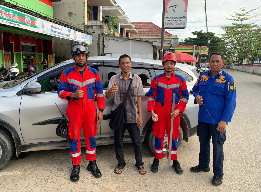 Damkarmatan Kukar Bantu Warga Buka Mobil Terkunci di Tenggarong