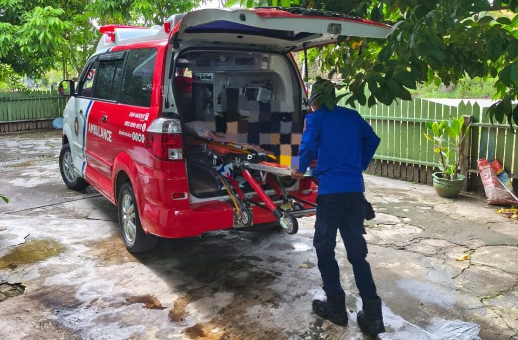 Damkarmatan Kukar Evakuasi Warga ke RSUD AM Parikesit untuk Jalani Terapi Lanjutan