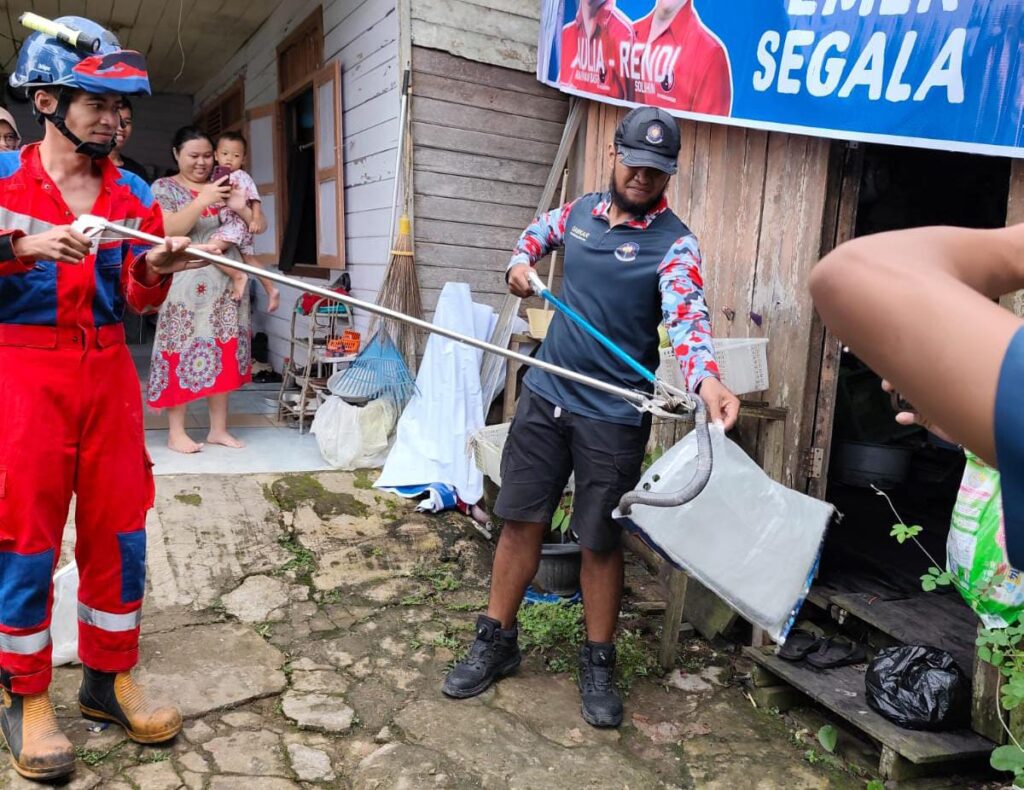 Aksi Sigap Damkarmatan Kukar Evakuasi Ular dari Rumah Warga di Gunung Pegat
