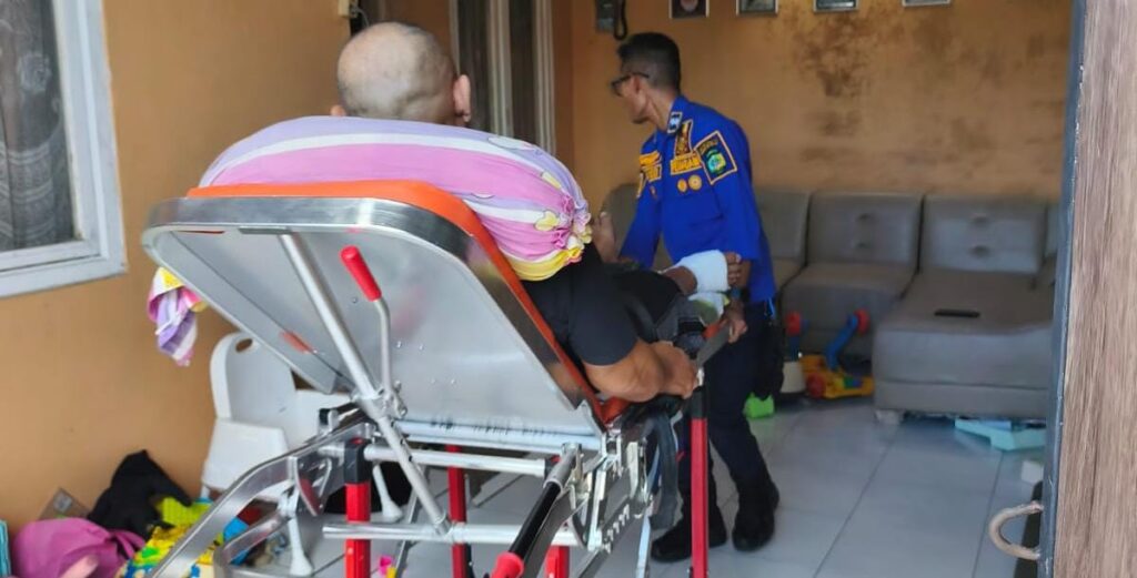 Sigap dan Humanis, Damkarmatan Kukar Jemput Pasien Pasca Operasi di RSUD AM. Parikesit
