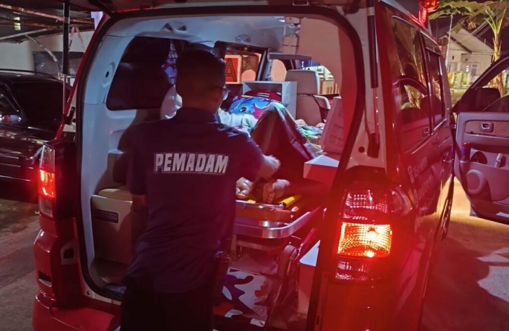 Petugas Damkarmatan Kukar Evakuasi Warga Panji ke RSUD AM. Parikesit, Bergerak Cepat Saat Pasien Alami Pembengkakan Kaki