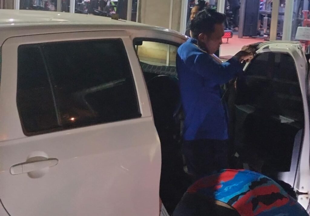 Damkarmatan Kukar Bantu Warga Buka Mobil Terkunci di Manunggal Jaya