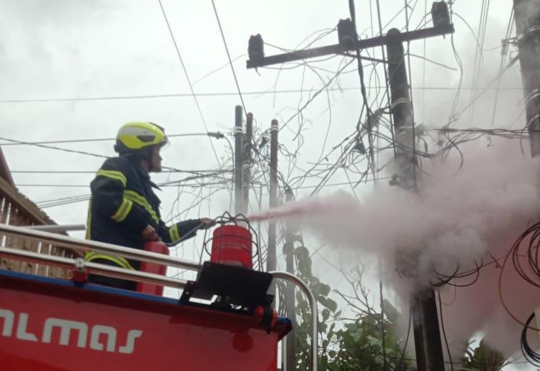 Damkarmatan Kukar Sigap Tangani Konsleting Listrik di Jalan Pesut