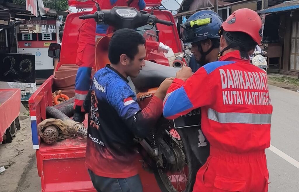 Damkarmatan Kukar Sigap Antar Motor Mogok ke Bengkel di Depan Kodim