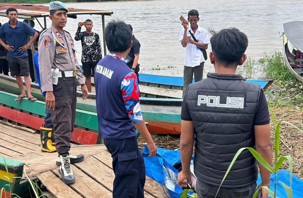 Damkarmatan Kukar Pos Muara Kaman Evakuasi Jasad Pria Muda yang Tenggelam di Sungai Mahakam