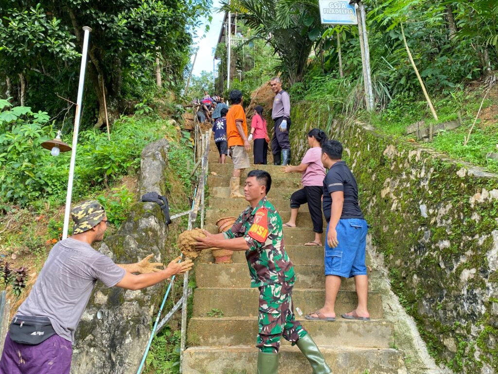 Polsek Samarinda Seberang dan Warga Bersihkan Material Longsor di Akses Gereja GSJA Filadelfia