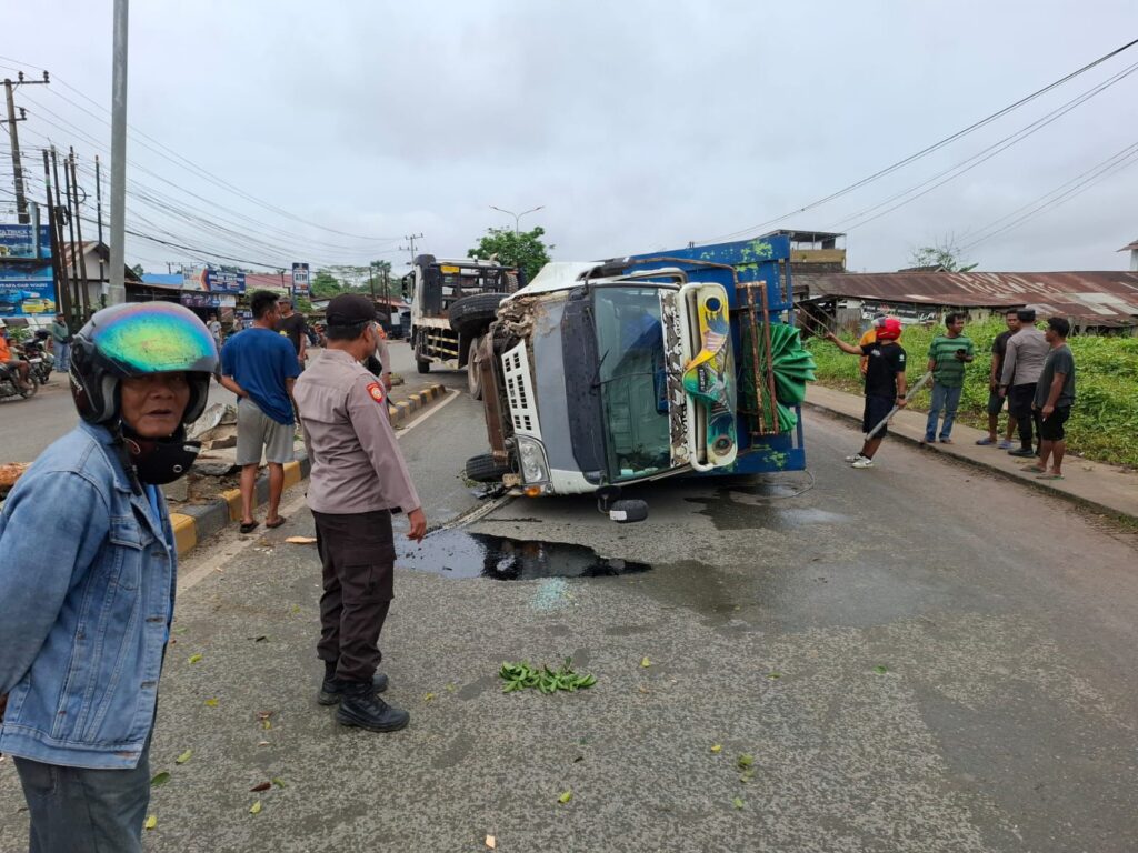 Truk Terguling di Jalan Dwikora Palaran, Polisi Sigap Atur Lalu Lintas dan Evakuasi Kendaraan