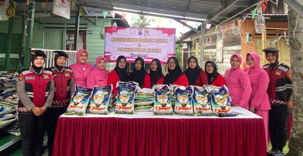 Polwan dan Bhayangkari Polda Kaltim Berbagi Sembako untuk Warga Manggar