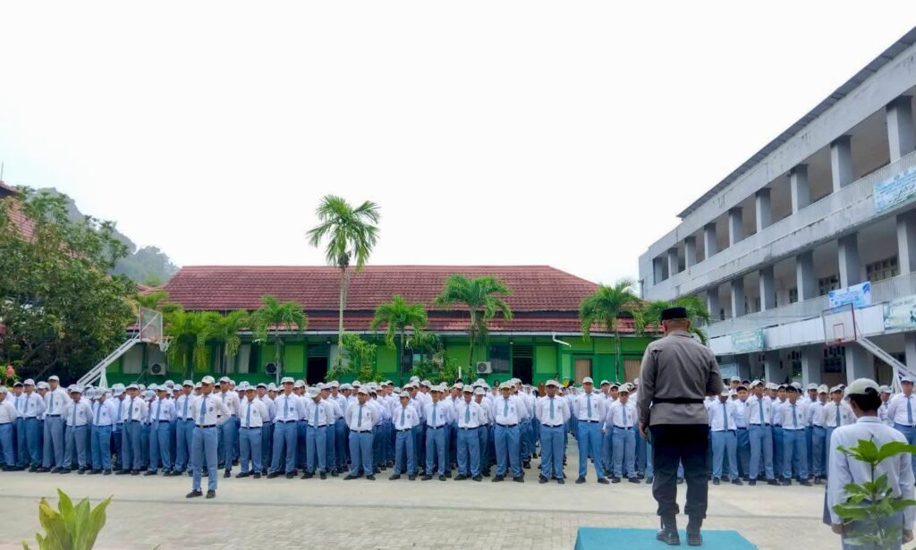 Bangun Karakter Pelajar, Kasat Binmas Polres Kukar Sampaikan Pesan Hukum di SMAN 1 Tenggarong