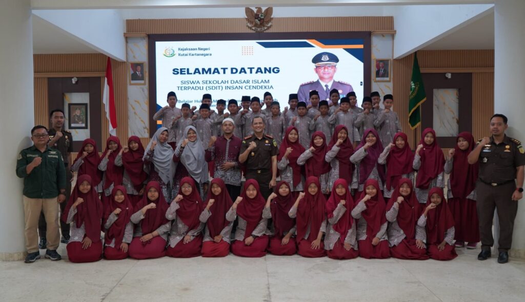 Kejari Kukar Terima Kunjungan Edukatif Siswa SDIT Insan Cendekia Tenggarong Seberang