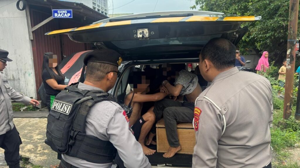 Aktivitas Mencurigakan di Sungai Kunjang Terbongkar, Lima Orang Termasuk Satu Wanita Diamankan Polisi