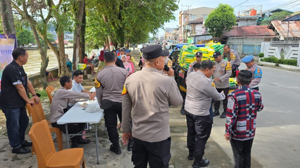 Polresta Samarinda Gelar Gerakan Pangan Murah di Karang Mumus, Warga Antusias Borong Beras SPHP