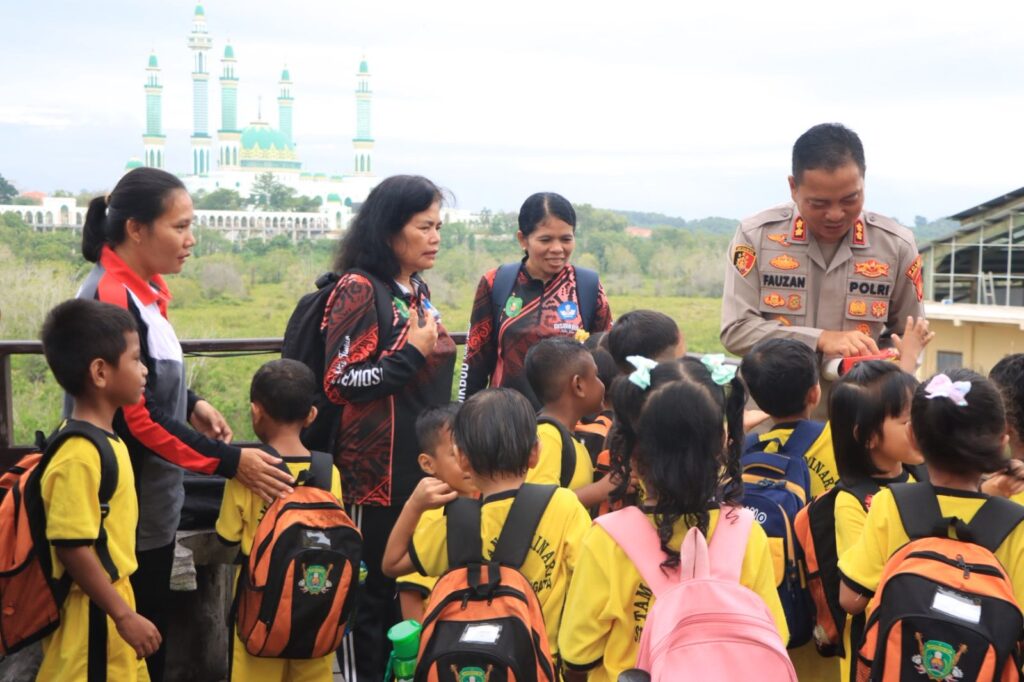 Kapolres Kutim AKBP Fauzan Arianto Tanamkan Disiplin Sejak Dini Lewat Program Polisi Sahabat Anak