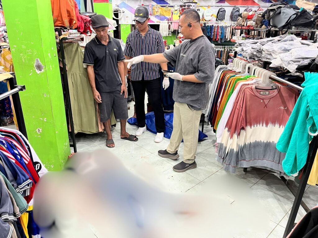 Emosi dan Cemburu, Suami Berparang Habisi Istri di Depan Pembeli