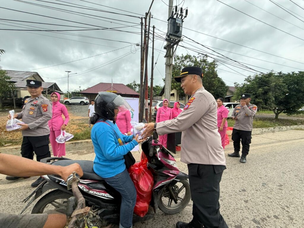 Semarak Ramadhan, Polsek Muara Wahau dan Bhayangkari Berbagi Takjil untuk Warga