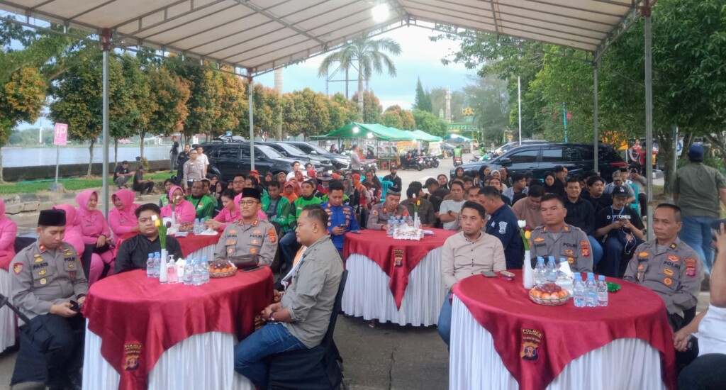 Ramadan Penuh Kebersamaan, Polres Kukar Gelar Buka Puasa Bersama dan Salurkan Sembako untuk Wartawan, Ojol, dan Warga